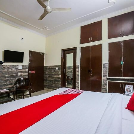 Oyo Downtown Inn Near Leisure Valley Park Гургаон Экстерьер фото